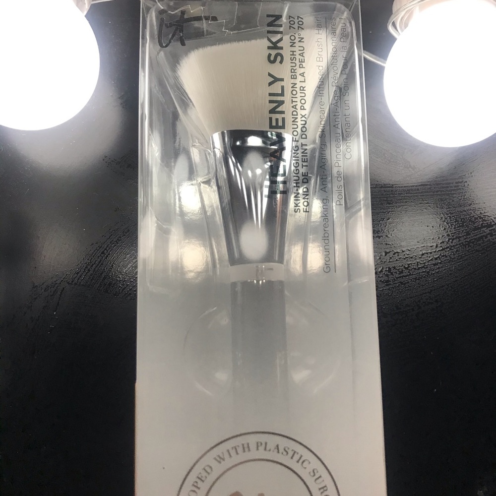 It Cosmetics heavenly skin brush #707
